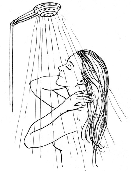 Зрелая барышня принимает прохладный душ